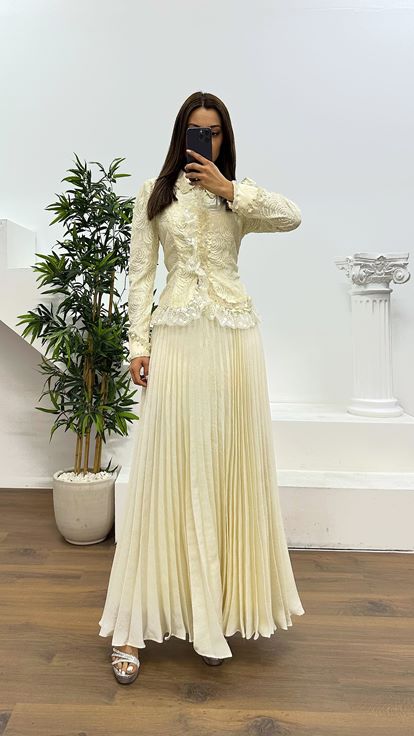 Beigefarbenes Faltenrock-Set mit Spitze