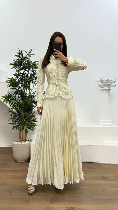 Beigefarbenes Faltenrock-Set mit Spitze