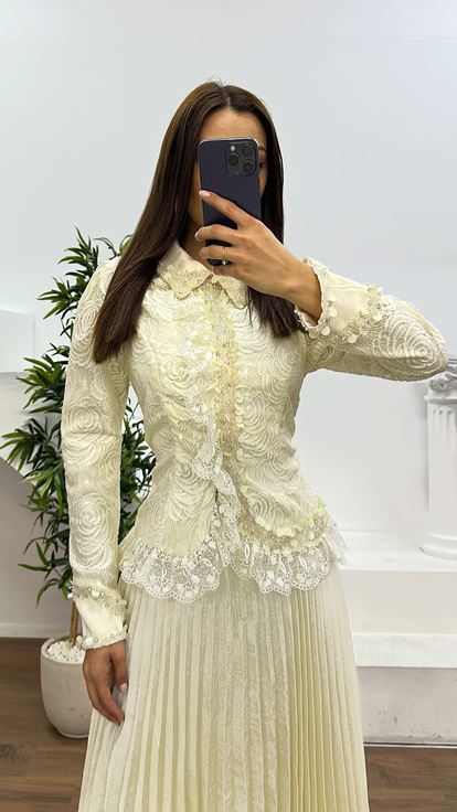 Beigefarbenes Faltenrock-Set mit Spitze