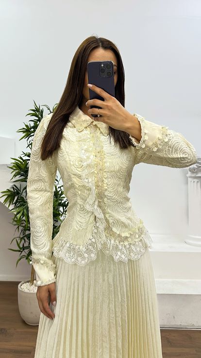 Beigefarbenes Faltenrock-Set mit Spitze