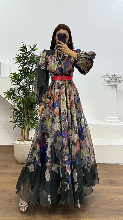 فستان سهرة أسود بنقشة زهور