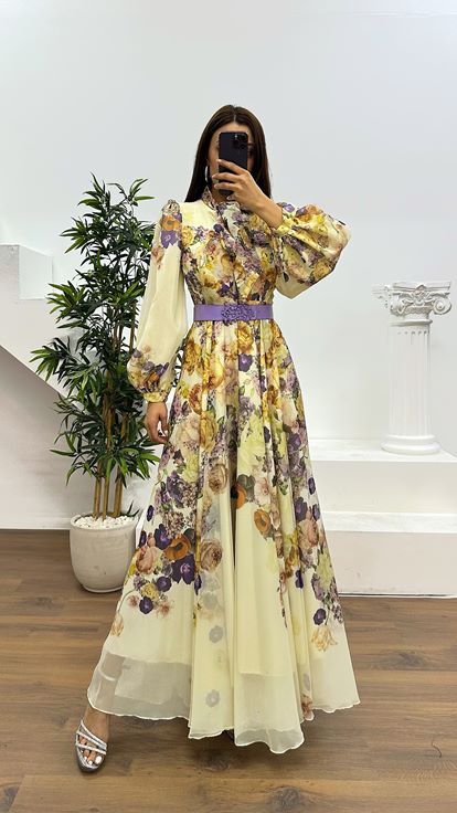 فستان سهرة بنقشة زهور باللون الأصفر الخردلي
