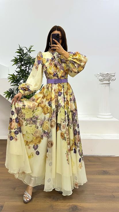 فستان سهرة بنقشة زهور باللون الأصفر الخردلي