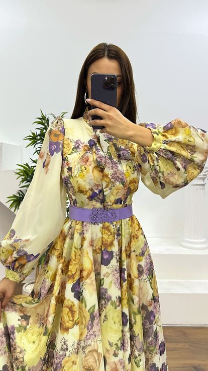 فستان سهرة بنقشة زهور باللون الأصفر الخردلي