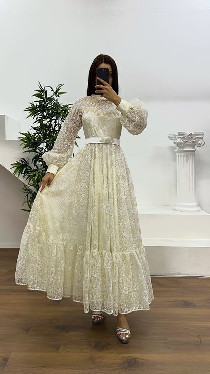 Abito da sera ricamato con colletto marrone