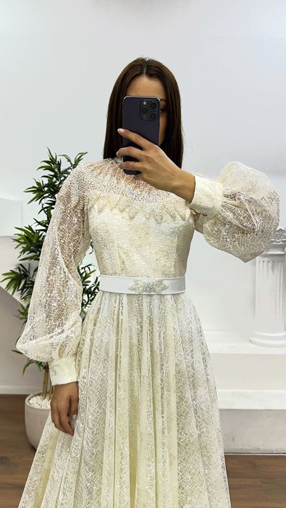 Abito da sera ricamato con colletto marrone