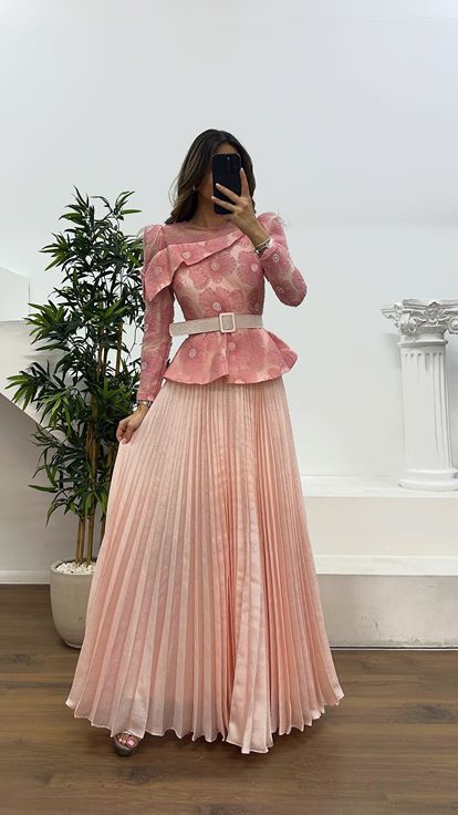 Robe de soirée avec détail de perles poudrées