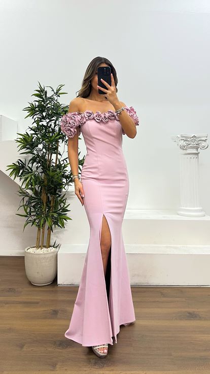 Vestido de noche con detalle de rosa y cuello con correa de cuerda en polvo