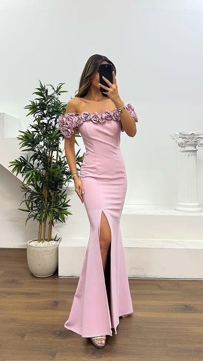 Vestido de noche con detalle de rosa y cuello con correa de cuerda en polvo