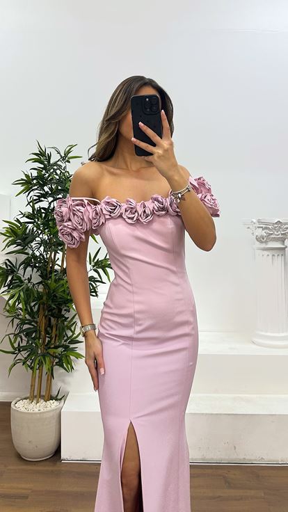 Vestido de noche con detalle de rosa y cuello con correa de cuerda en polvo