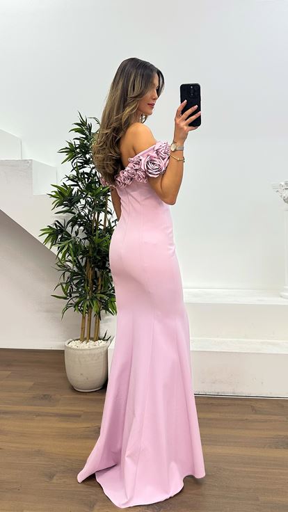 Vestido de noche con detalle de rosa y cuello con correa de cuerda en polvo