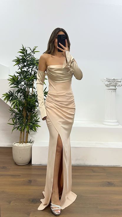 Robe de soirée dorée sans bretelles avec détail dans le dos