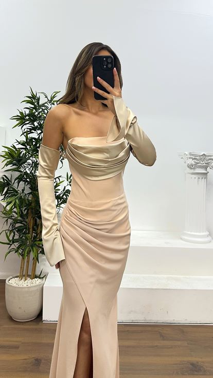 Robe de soirée dorée sans bretelles avec détail dans le dos