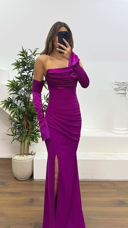 Fuchsiafarbenes, trägerloses Abendkleid mit Rückendetail