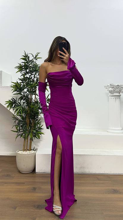 Fuchsiafarbenes, trägerloses Abendkleid mit Rückendetail