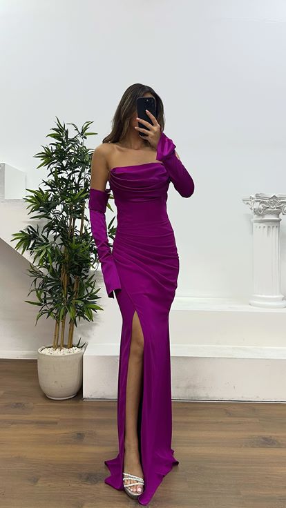 Fuchsiafarbenes, trägerloses Abendkleid mit Rückendetail