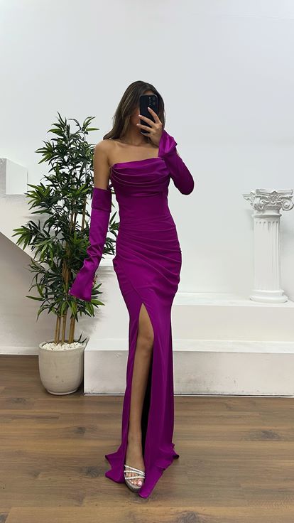 Fuchsiafarbenes, trägerloses Abendkleid mit Rückendetail