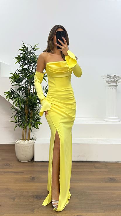 فستان سهرة أصفر بدون حمالات بتفاصيل ظهر مميزة