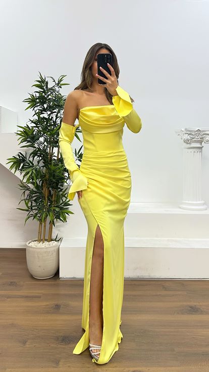 فستان سهرة أصفر بدون حمالات بتفاصيل ظهر مميزة