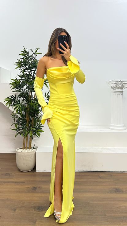 فستان سهرة أصفر بدون حمالات بتفاصيل ظهر مميزة