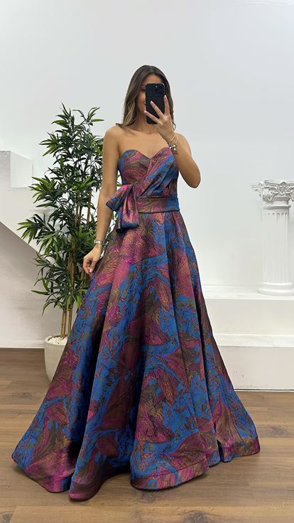 فستان سهرة فوشيا بدون حمالات بنقوش