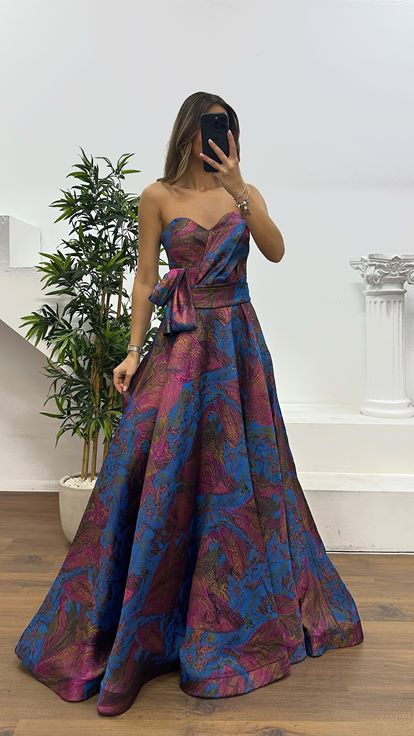 فستان سهرة فوشيا بدون حمالات بنقوش