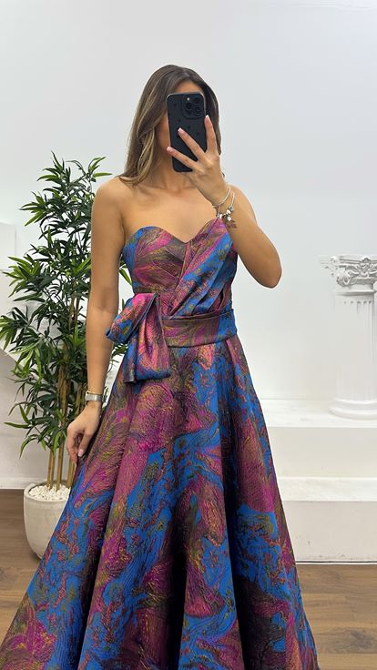 فستان سهرة فوشيا بدون حمالات بنقوش