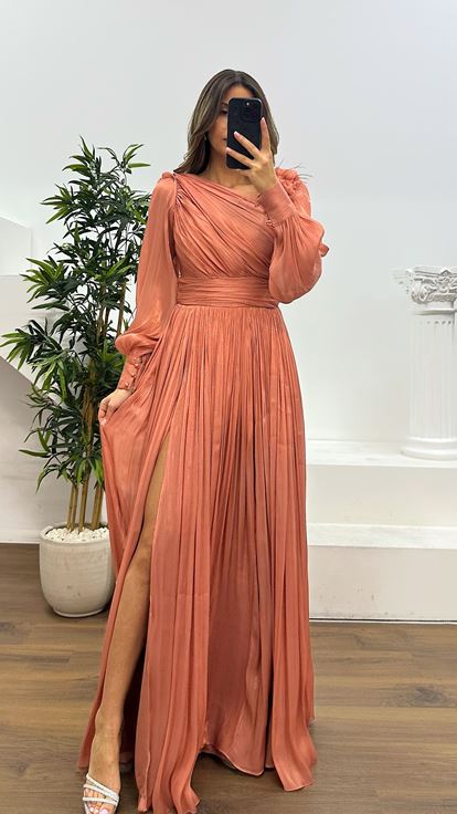 Chiffon-Abendkleid mit Zwiebelschalen-Schulter und Blumendetail
