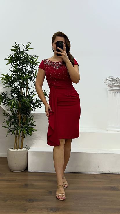 Abito da sera midi con carta da parati rossa