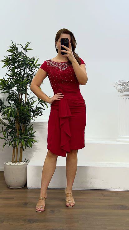 Abito da sera midi con carta da parati rossa