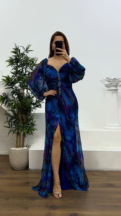 فستان سهرة بمقاس كبير وتفاصيل بروش باللون الأزرق