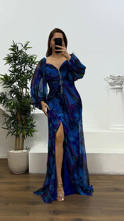 فستان سهرة بمقاس كبير وتفاصيل بروش باللون الأزرق