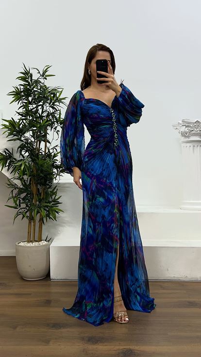 فستان سهرة بمقاس كبير وتفاصيل بروش باللون الأزرق