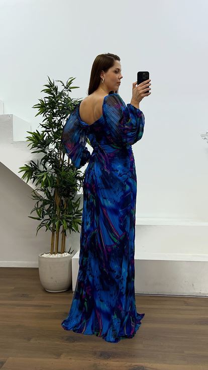 فستان سهرة بمقاس كبير وتفاصيل بروش باللون الأزرق