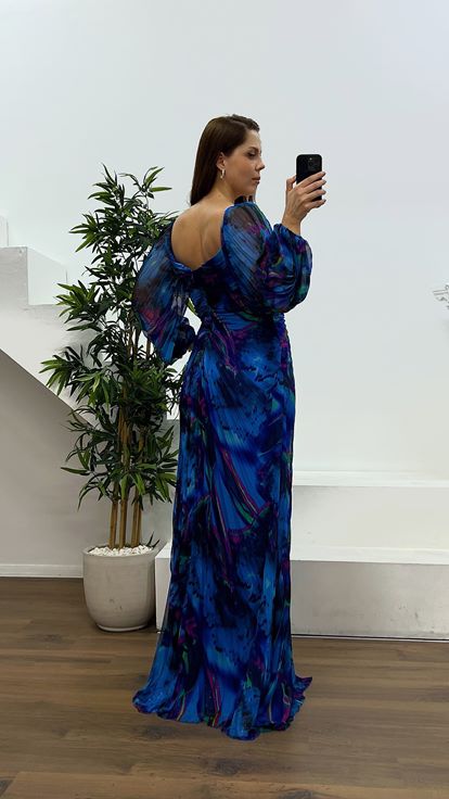 فستان سهرة بمقاس كبير وتفاصيل بروش باللون الأزرق