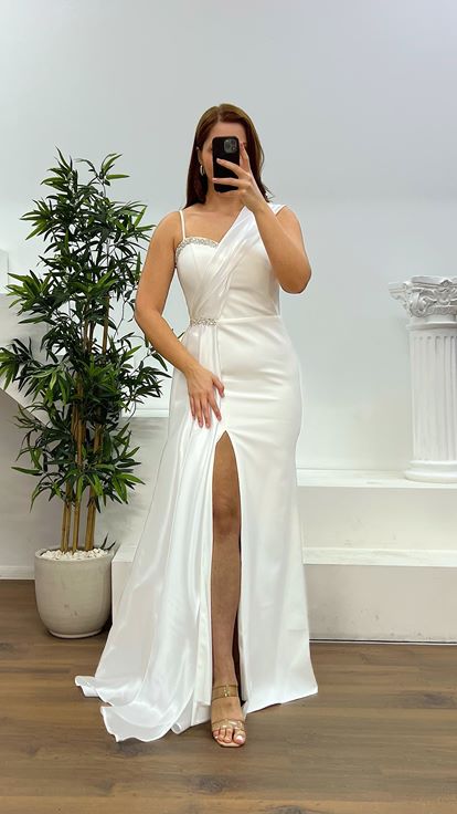 Vestido de noche de talla grande con correa detallada de piedra blanca