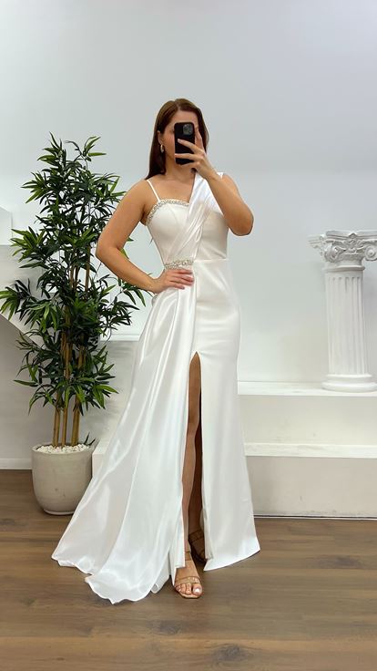 Vestido de noche de talla grande con correa detallada de piedra blanca