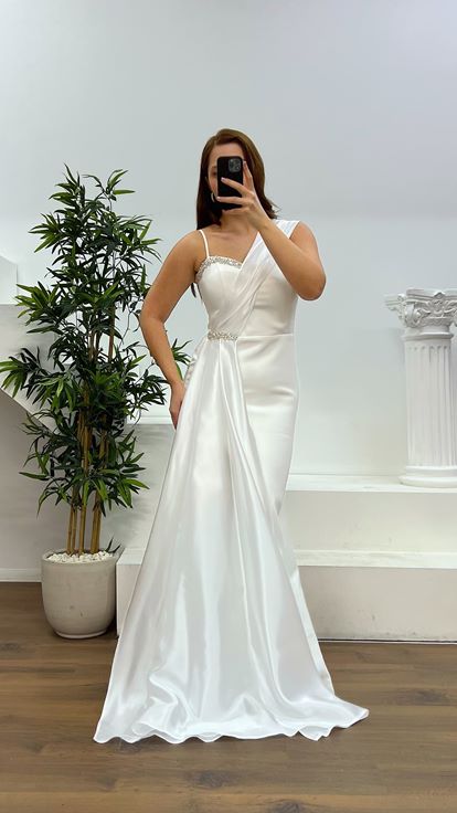 Vestido de noche de talla grande con correa detallada de piedra blanca