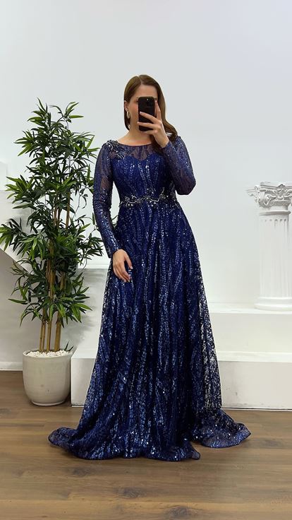 فستان سهرة مقاس كبير بتفاصيل الخصر باللون الأزرق الداكن