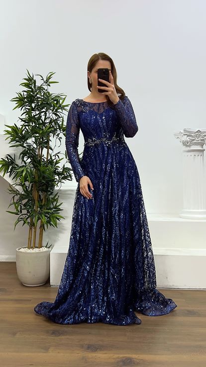 فستان سهرة مقاس كبير بتفاصيل الخصر باللون الأزرق الداكن