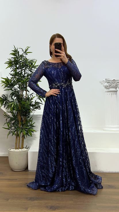 فستان سهرة مقاس كبير بتفاصيل الخصر باللون الأزرق الداكن