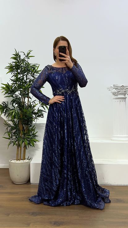 فستان سهرة مقاس كبير بتفاصيل الخصر باللون الأزرق الداكن