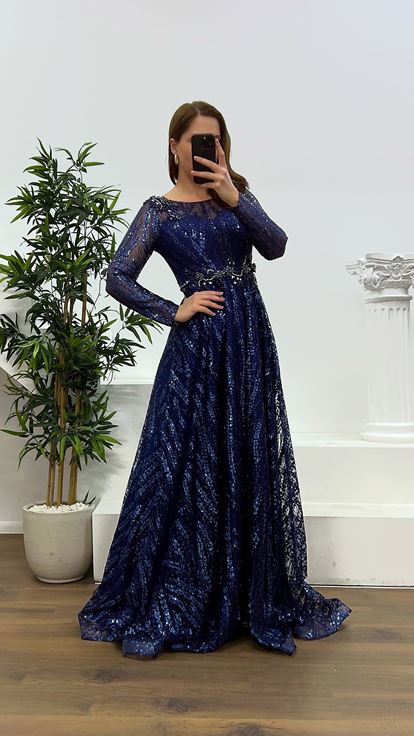 فستان سهرة مقاس كبير بتفاصيل الخصر باللون الأزرق الداكن