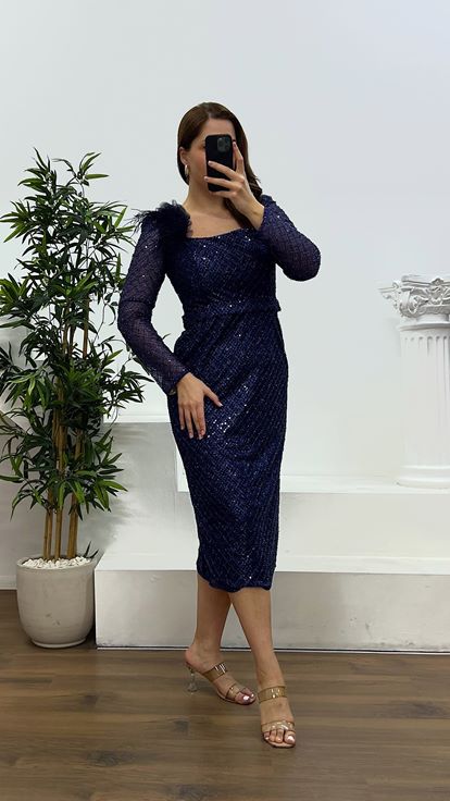 Abito da sera taglie forti con collo quadrato blu navy e lunghezza midi