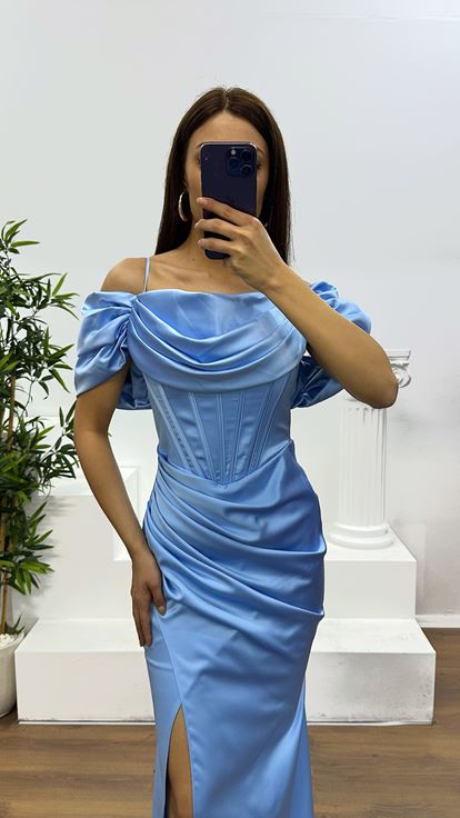 Vestido de noche de satén empolvado con tirantes de cuerda