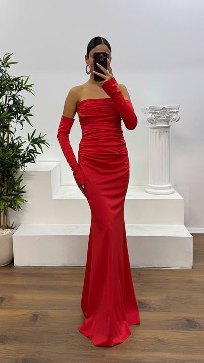 فستان سهرة منسدل بظهر أحمر