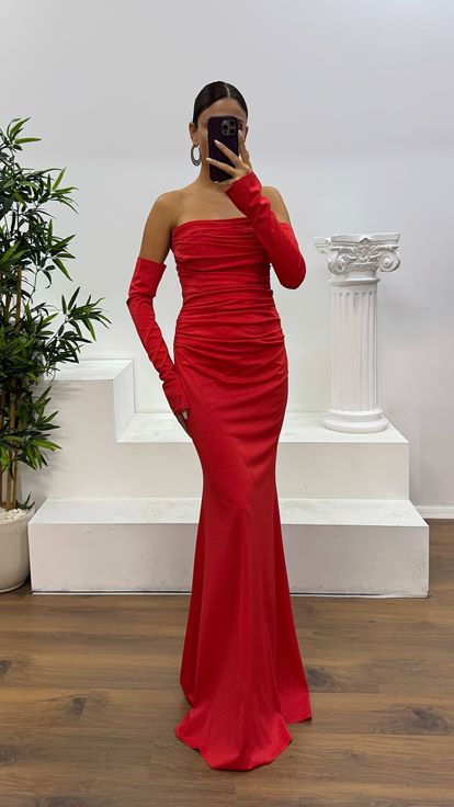 فستان سهرة منسدل بظهر أحمر