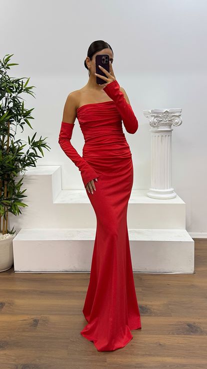 فستان سهرة منسدل بظهر أحمر