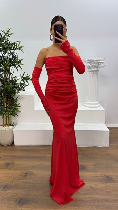 فستان سهرة منسدل بظهر أحمر