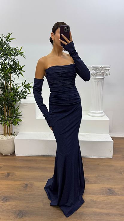 فستان سهرة أزرق داكن بتفاصيل ظهر منسدلة